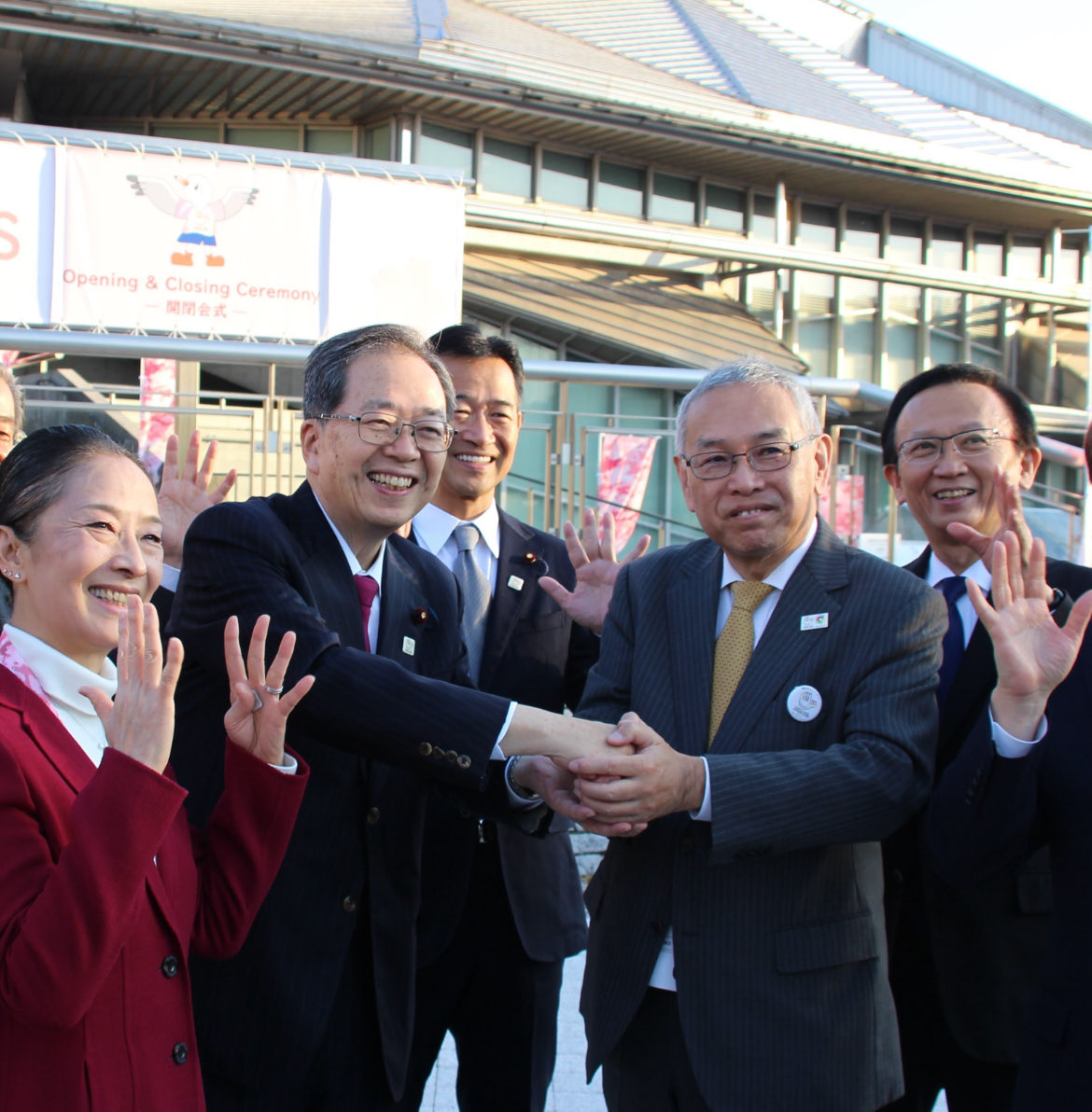 本日、東京体育館で
聴覚障がい者の国際スポーツ大会「東京デフリンピック大会」が開幕。
ろうあ連盟の久松運営委員長と
斉藤代表らと記念のカメラに。

日本への招致決定から３年、
多くの課題を乗り越え、
本日を迎えたことに感無量です。

関係者の熱い思いを全身に感じた素晴らしい開会式でした。