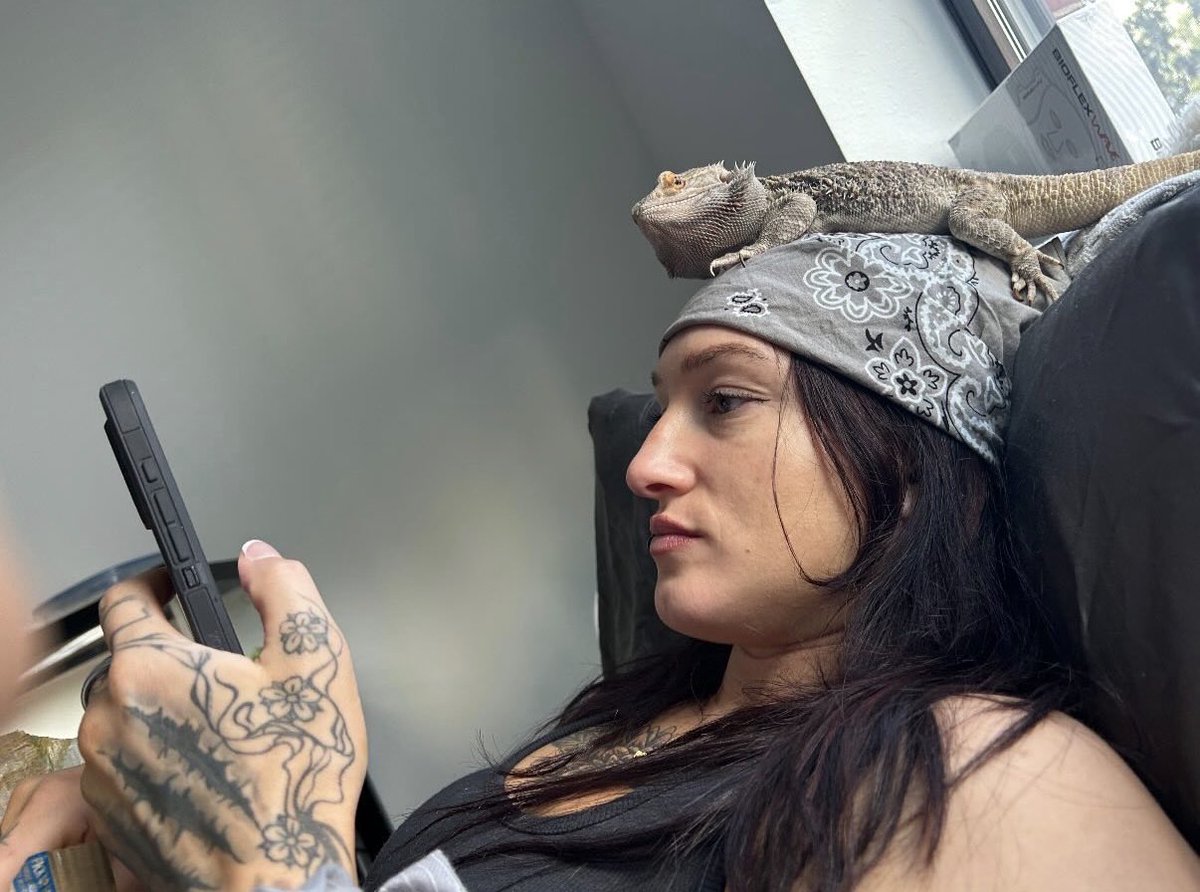 StaturdayFever's tweet image. Uninterested.