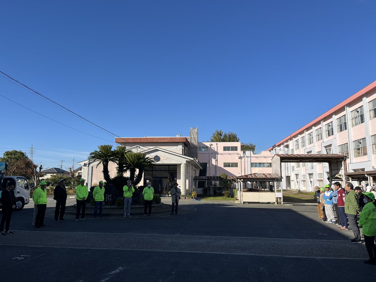 tanakatakeshi's tweet image. 【青春クラブ】

今日は年2回開催される、知立市老人クラブ連合会改め「青春クラブ」さんの歩け歩け運動に参加させていただきました。

今日は絶好のウォーキング日和ですね〜。

参加者の皆さんと色々な話題でお話をしながら、楽しく歩きました。

#質実剛健
#田中健
#未来共創
#地域密着