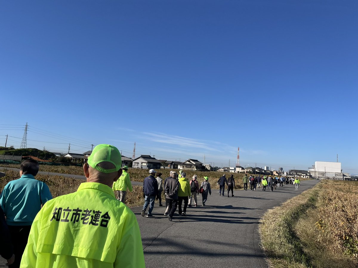 tanakatakeshi's tweet image. 【青春クラブ】

今日は年2回開催される、知立市老人クラブ連合会改め「青春クラブ」さんの歩け歩け運動に参加させていただきました。

今日は絶好のウォーキング日和ですね〜。

参加者の皆さんと色々な話題でお話をしながら、楽しく歩きました。

#質実剛健
#田中健
#未来共創
#地域密着