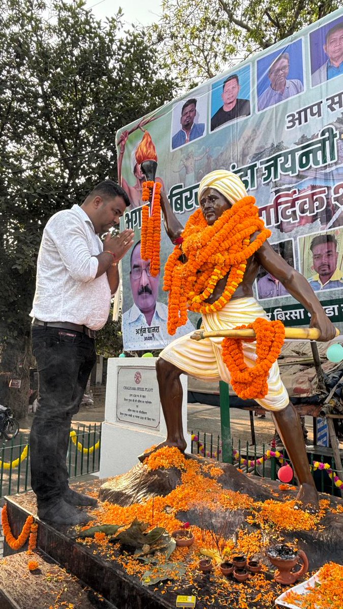 RakeshpoddarK's tweet photo. धरती आबा भगवान बिरसा मुंडा जी की 150वीं जयंती के अवसर पर आज सरायकेला मोड़ स्थित बिरसा मुंडा जी के प्रतिमा पर पुष्पांजलि अर्पित कर श्रद्धांजलि दी। @yourBabulal @bjpkarmveer @ajaysahspeaks @dasraghubar @Geetakora1 https://t.co/Unss9Wd9UJ