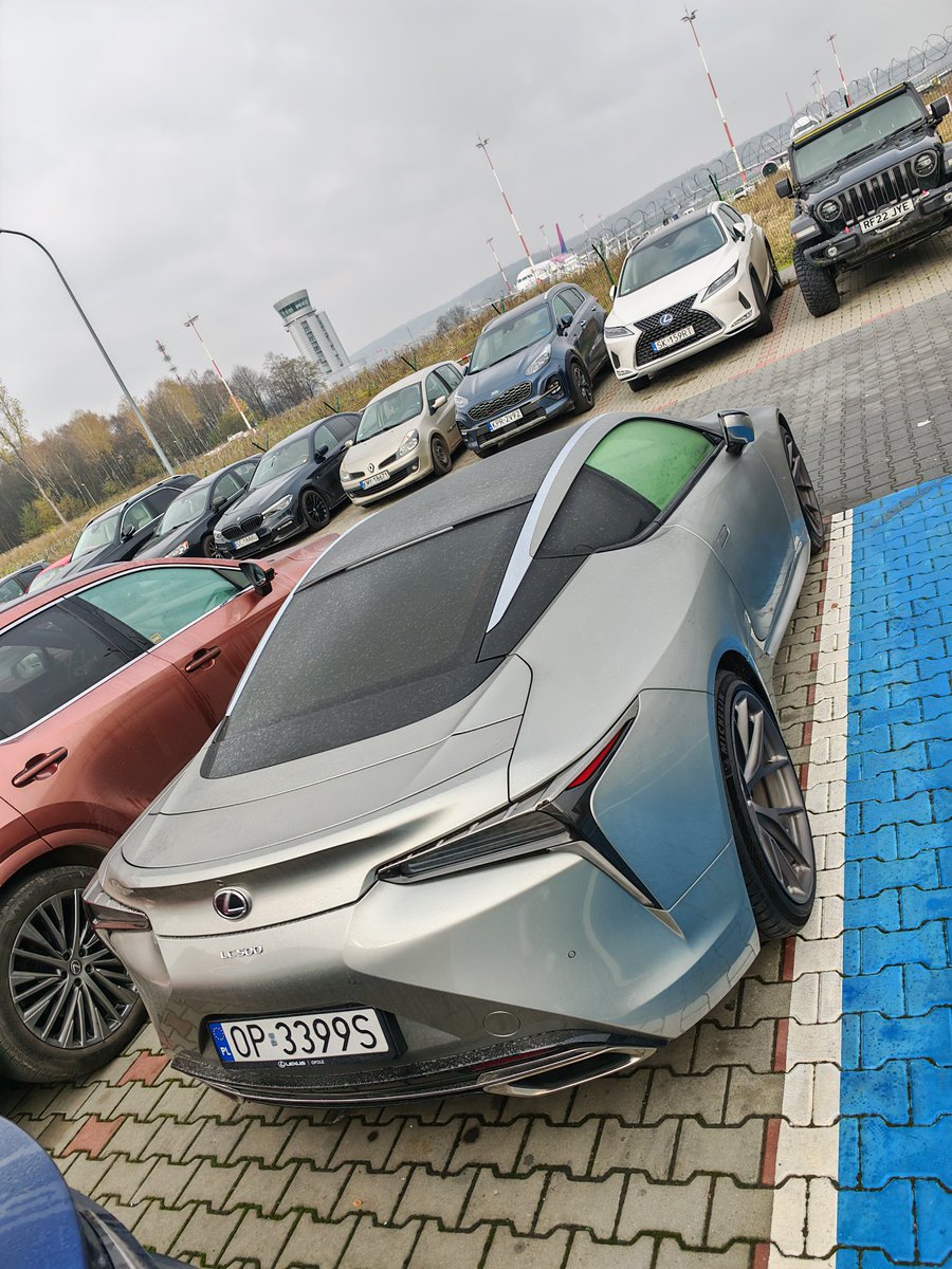 saszynski's tweet image. ... ale żeby tak bezczelnie przed terminalem na dzień dobry?

OESU 😍❤️🔥

#AutoBanda
#inlovewithcars
#LexusLove