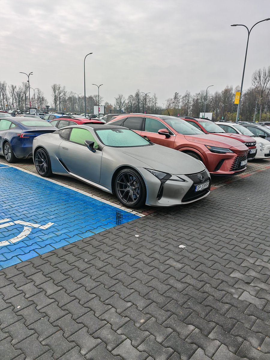 saszynski's tweet image. ... ale żeby tak bezczelnie przed terminalem na dzień dobry?

OESU 😍❤️🔥

#AutoBanda
#inlovewithcars
#LexusLove