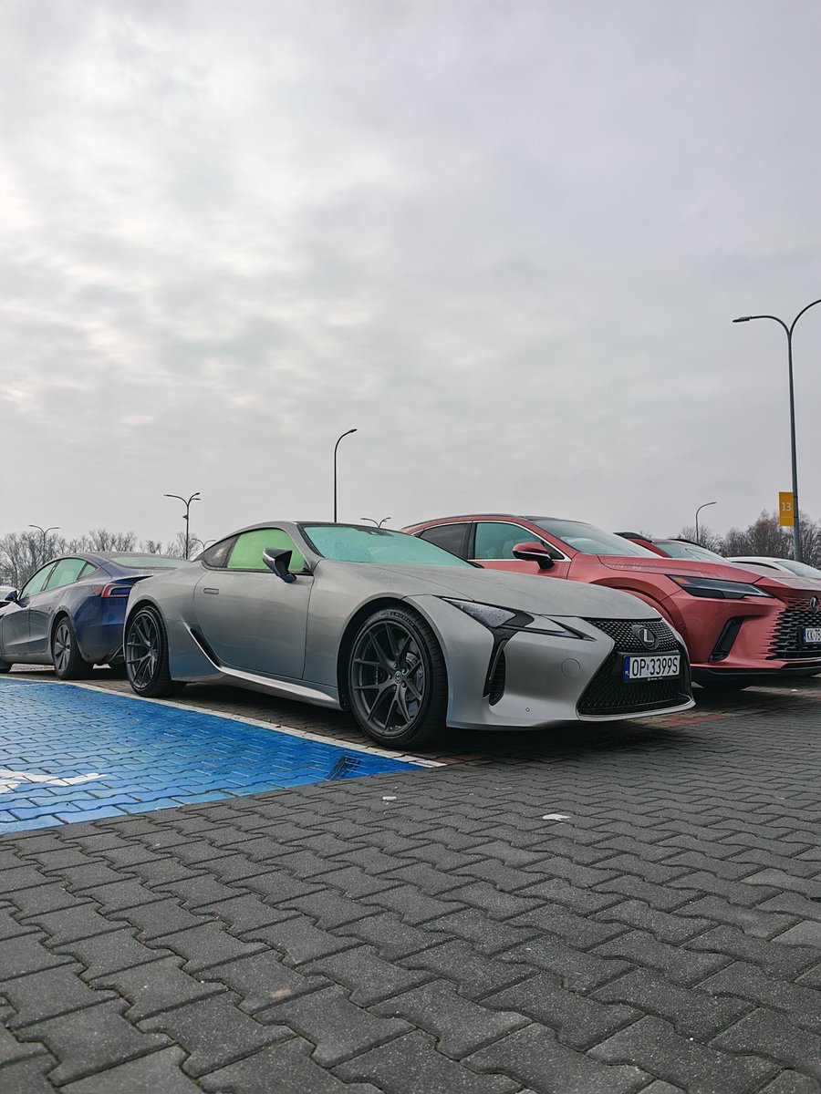 saszynski's tweet image. ... ale żeby tak bezczelnie przed terminalem na dzień dobry?

OESU 😍❤️🔥

#AutoBanda
#inlovewithcars
#LexusLove