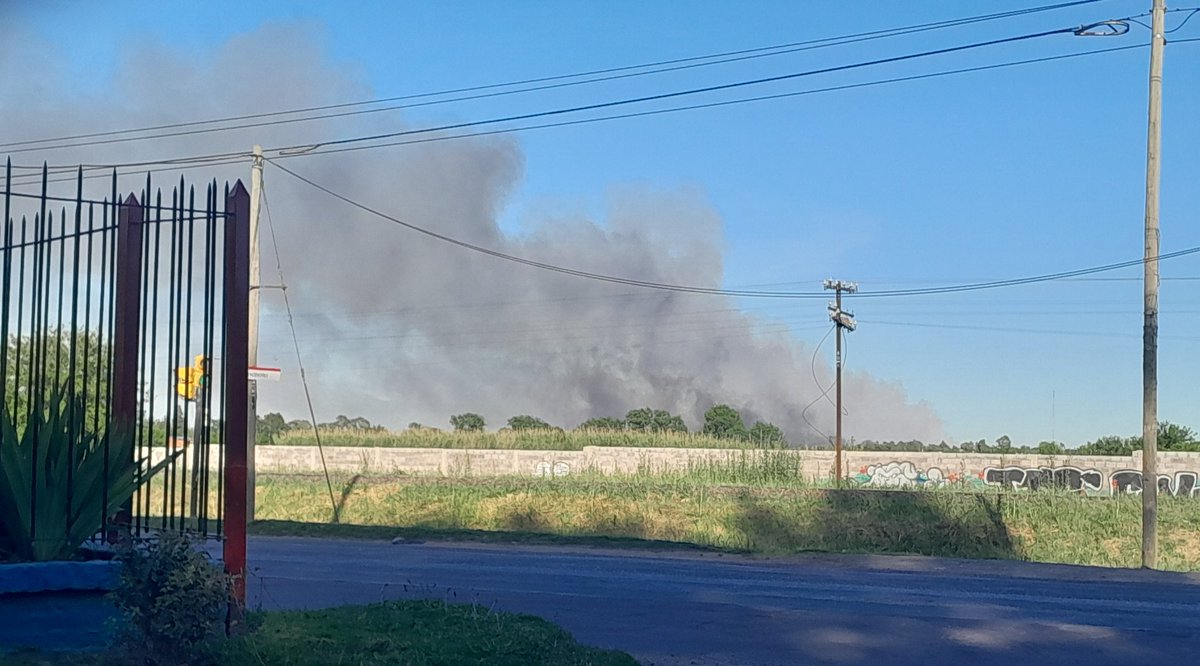 jonapedernera's tweet photo. Así se ve #Spegazzini. 20 dotaciones siguen dando pelea al fuego, que se dirige hacia el sentido #Cañuelas #SanVicente https://t.co/IZkRLWUoFZ