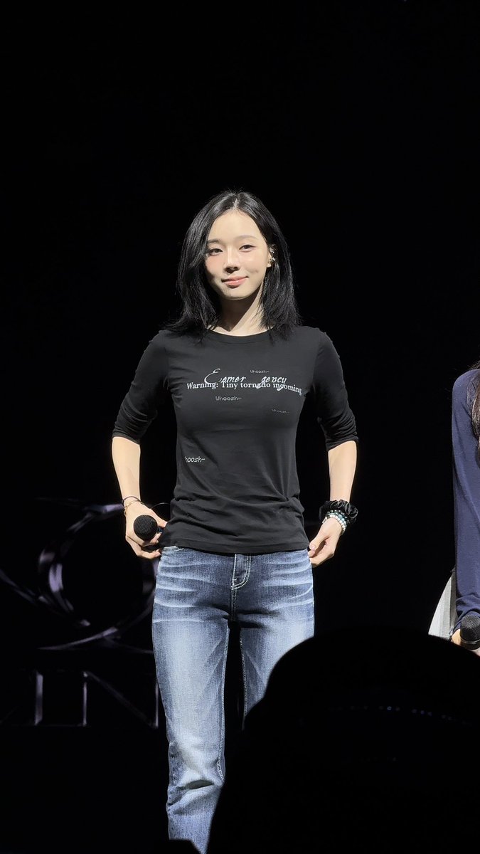 joyminjeong's tweet image. the outfit ?? her body line? 😩😩