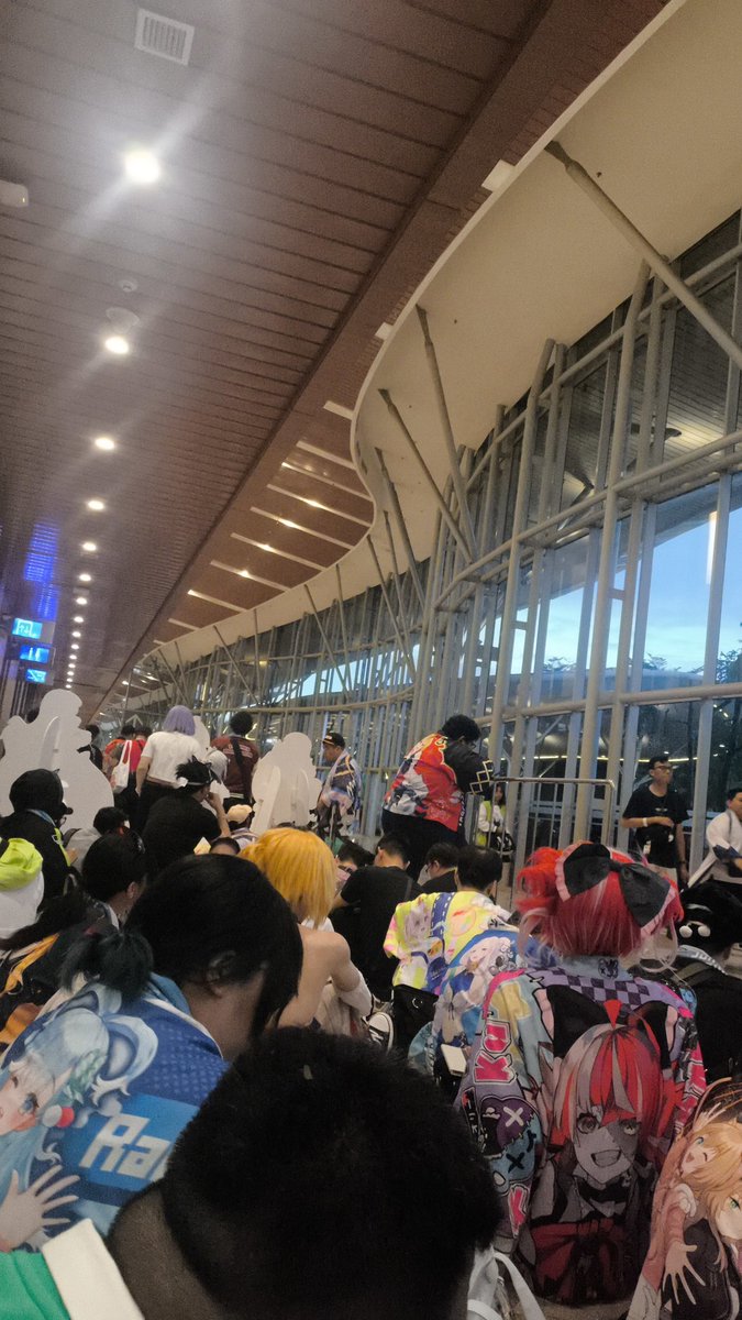 Zephyrus65's tweet image. Otw to TERIAK TERIAK