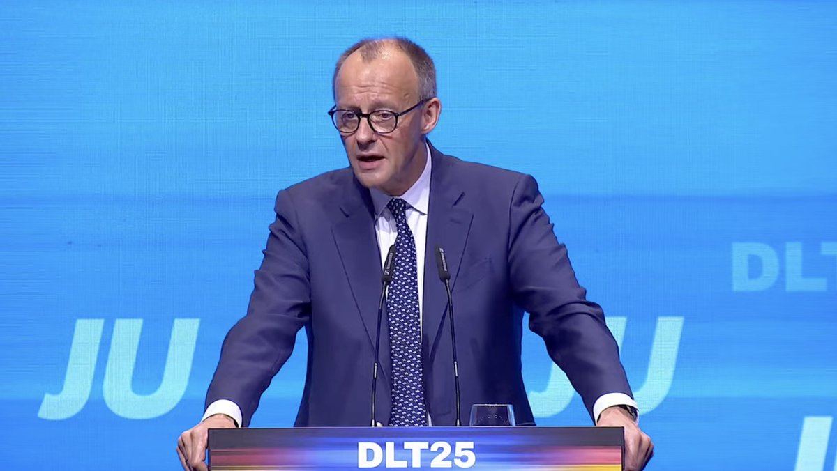 Merz bittet JU in Sachen Rente: „Nehmt an dieser Diskussion konstruktiv und aktiv teil, aber nicht indem ihr sagt, was nicht geht. Ich will uns nicht in einem Unterbietungswettbewerb sehen, wer bietet das niedrigste Niveau.“
Kein Applaus, Gegrummel im Saal. Die Temeraturen sind