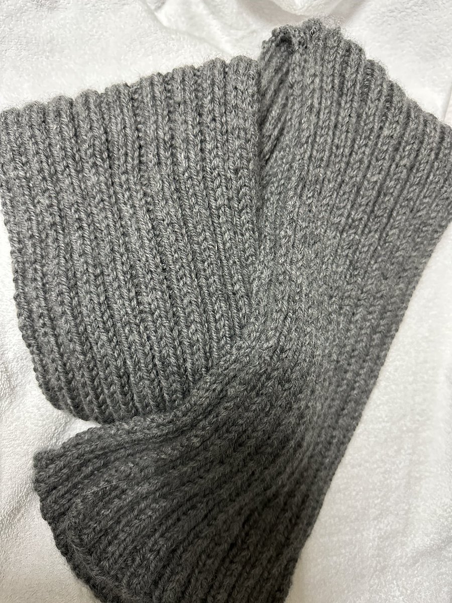 scaler25's tweet photo. なぜか急に編み物熱が上がって(本当になんで？)マフラーを編む。高校の授業でやった時ぶりなので細かいアラは沢山あるけど完成しただけ、ね、マシでしょう。糸使いすぎなのかマフラーにしてはやたら重量感がある。 https://t.co/Oa8SBo8PbH