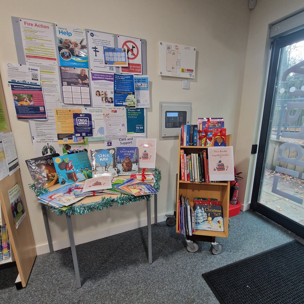 KnebCommLibrary's tweet image. When you visit us at Knebworth Community Library do have a look at our Seasonal Book Sale table &amp;amp; trolley
There are lots of books including Xmas ones which would make great gifts
Please pay whatever you can &amp;amp; all donations go back into the library.
