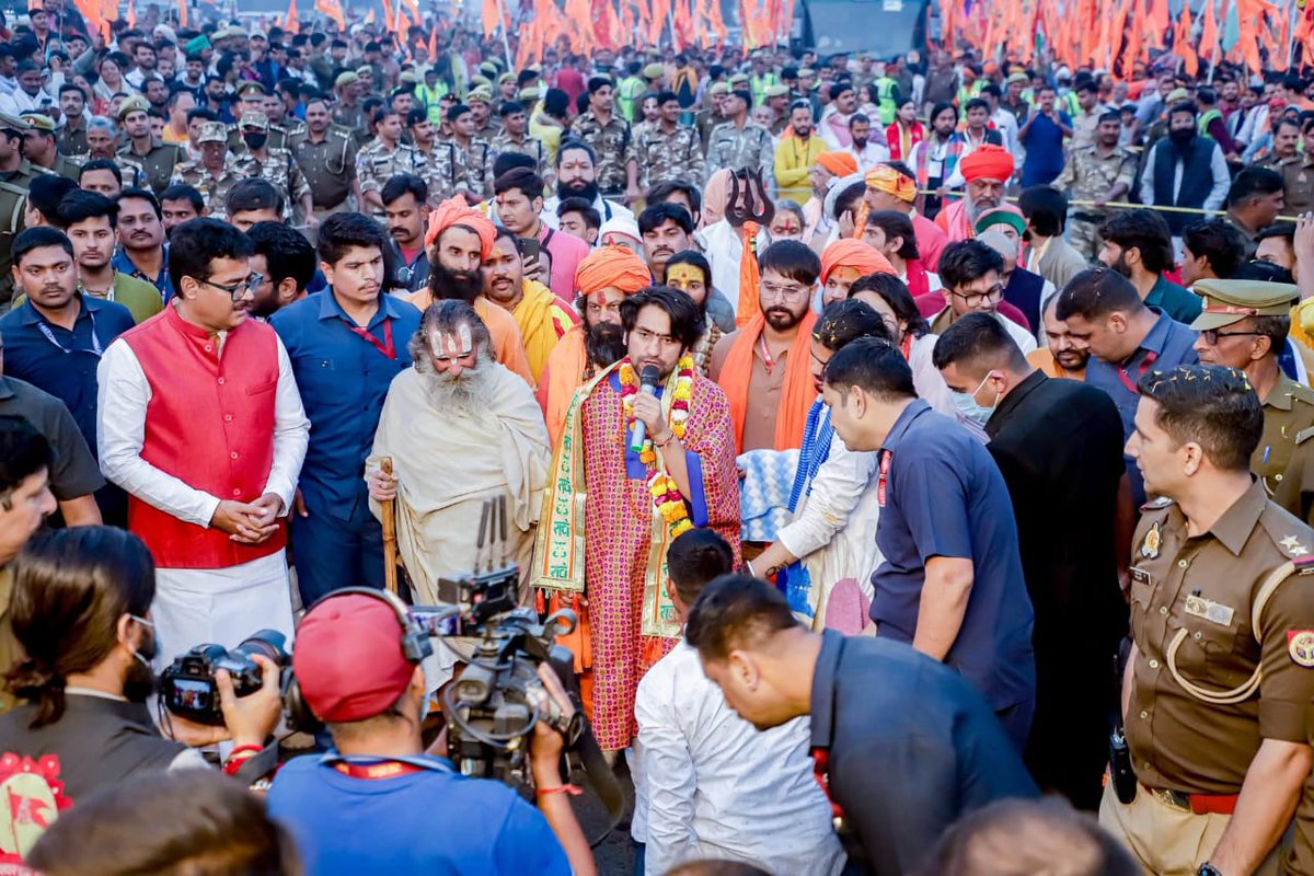 Earned respect follows Dhirendra Shastri Ji through demanding paths while Rahul Gandhi focuses on presentation shaped travel for public view.

#ब्रजभूमि_में_धर्मयात्रा