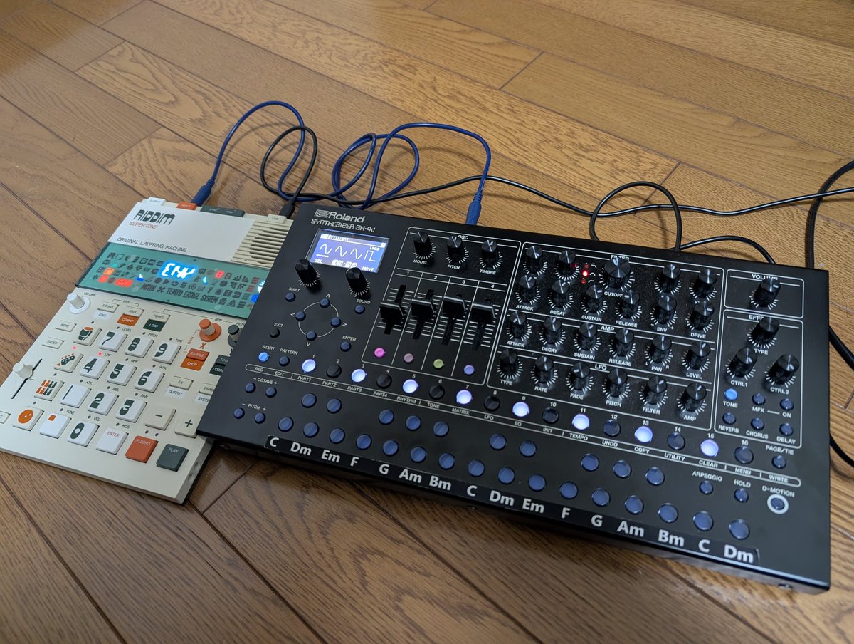 kakesukun's tweet photo. midi変換ケーブルが無いからriddimとsh-4d同期演奏はまだ出来ないけど。LINE INでriddimのスピーカーから音が出せるしsh-4dで音を作ってサンプリング出来るのでこの組み合わせかなりいい。
#TeenageEngineering #ローランド #sh4d #riddim https://t.co/TvMj1cq0z0