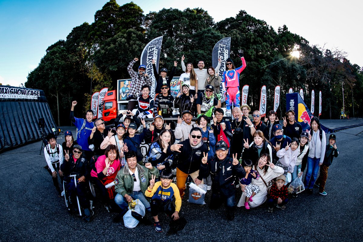 kusudo's tweet image. FMX最後まで残ってくれた皆さんと集合！竹花由華ちゃんもノリノリでしたワ！　　#BDSバイクセンサー #BDS #FMX