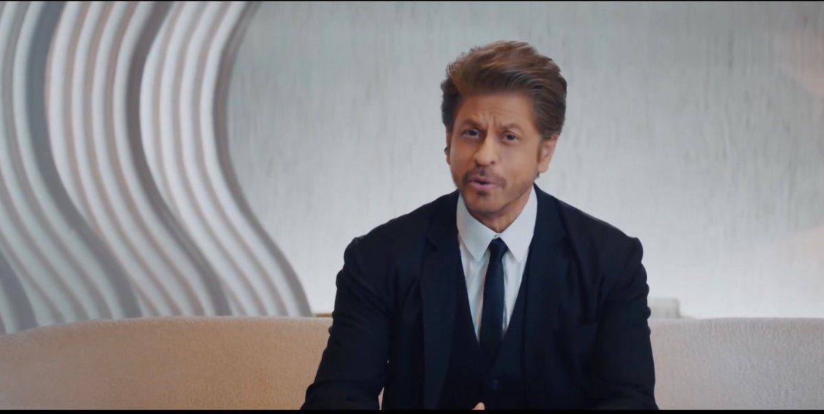 No one in their 60s should be allowed to look this good. #ShahRukhKhan