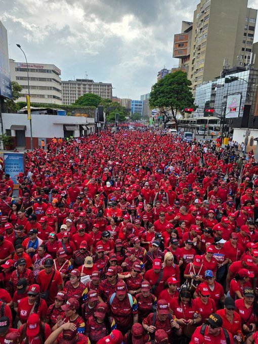 SonPolemicas's tweet image. La &quot;máxima presión&quot; no le está funcionando a Trump con Venezuela, cualquier otro pueblo ya se hubiera entregado, estaría rendido y arrodillado ante tanto despliegue militar, tanta amenaza.
Pero no funcionó con el pueblo de Bolívar, con el pueblo Chavista.
A nosotros no nos…
