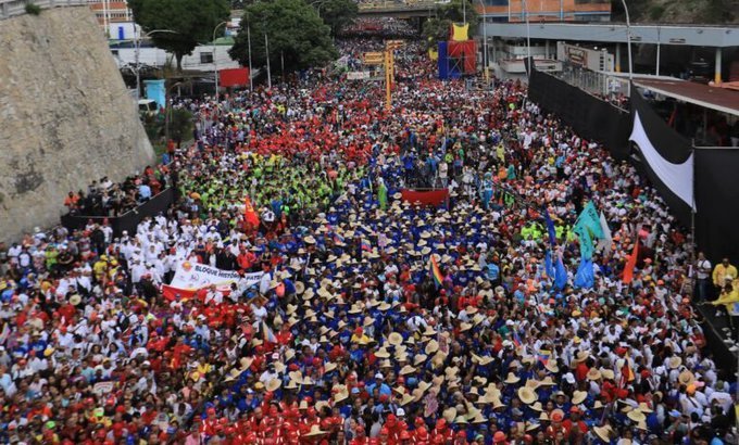 SonPolemicas's tweet image. La &quot;máxima presión&quot; no le está funcionando a Trump con Venezuela, cualquier otro pueblo ya se hubiera entregado, estaría rendido y arrodillado ante tanto despliegue militar, tanta amenaza.
Pero no funcionó con el pueblo de Bolívar, con el pueblo Chavista.
A nosotros no nos…