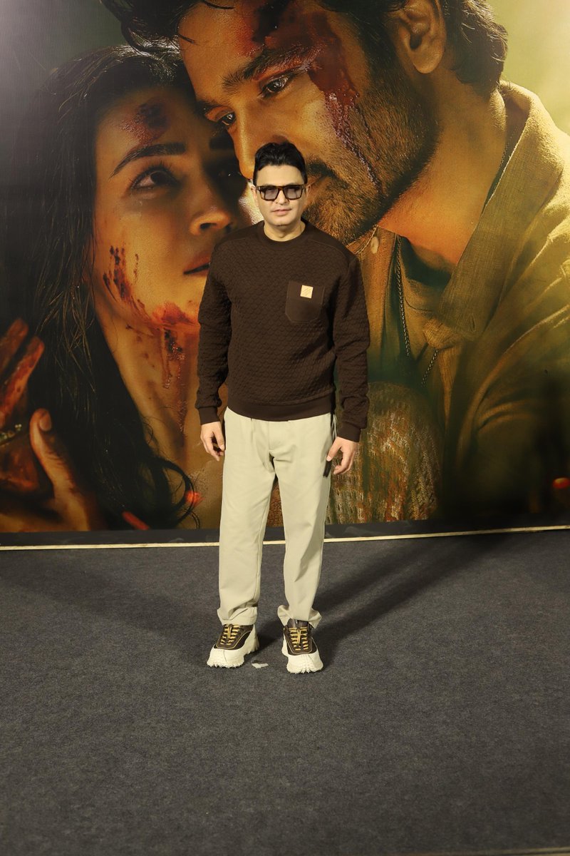 kayaldevaraj's tweet image. A magical evening celebrating the world of Tere Ishk Mein ✨ Take a look at these pictures from the trailer launch event held in Mumbai last night 📷

An @arrahman Musical 🔥

@dhanushkraja @kritisanon @aanandlrai #HimanshuSharma #KrishanKumar @Irshad_kamil @neerajyadav911