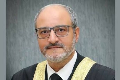 اطلاعات ہیں کہ جسٹس سردار اعجاز اسحاق خان نے چیمبر سے اپنی کتابیں وغیرہ اپنے گھر واپس منگوا لی ہیں لیکن تاحال استعفیٰ نہیں دیا !