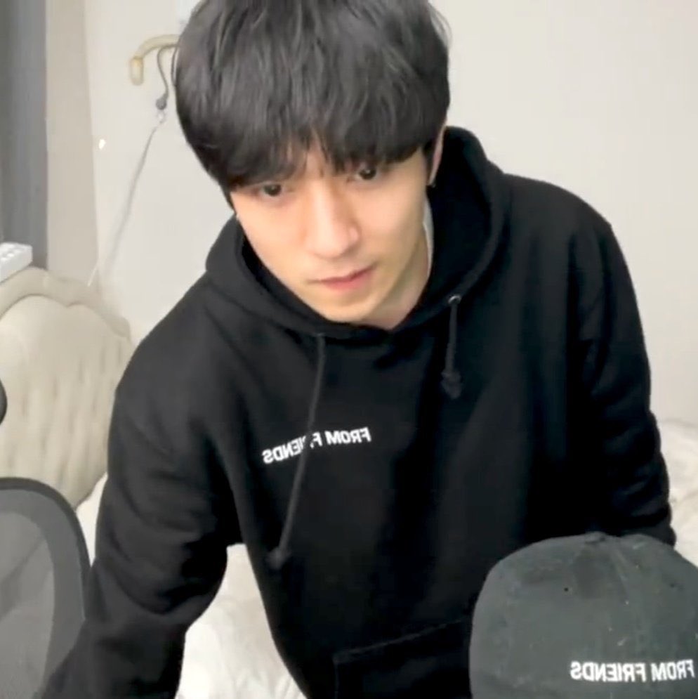 근데 둘이 만나는 사람 다를 거 같은 거 뭔얘긴지이해하시는 분
왼쪽안경남 ⠀⠀⠀⠀⠀⠀⠀⠀⠀⠀⠀     오른쪽안경남
이런남자만나고 ⠀⠀⠀⠀⠀⠀⠀⠀⠀⠀이런연하만남