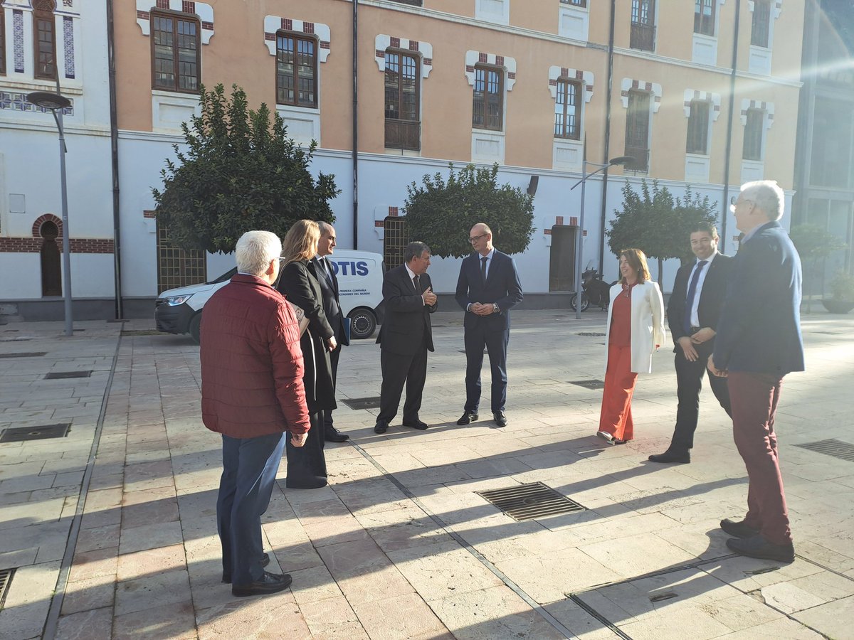 Educarm's tweet photo. 👥El XXI encuentro del Consejo Escolar Región de Murcia con consejos escolares municipales y de centro reúne a 150 personas para debatir sobre pantallas y libros. 

El consejero @VictorMarinNav destaca que “la Región es pionera en la prohibición del uso del teléfono móvil en los centros educativos, en la creación de un grupo de expertos sobre digitalización y en la implantación de una estrategia de digitalización”. 

#educación #RegióndeMurcia #EstrategiaDigitalizaciónLibre 

🔗⬇️ 

https://t.co/TfNqUzjHNG