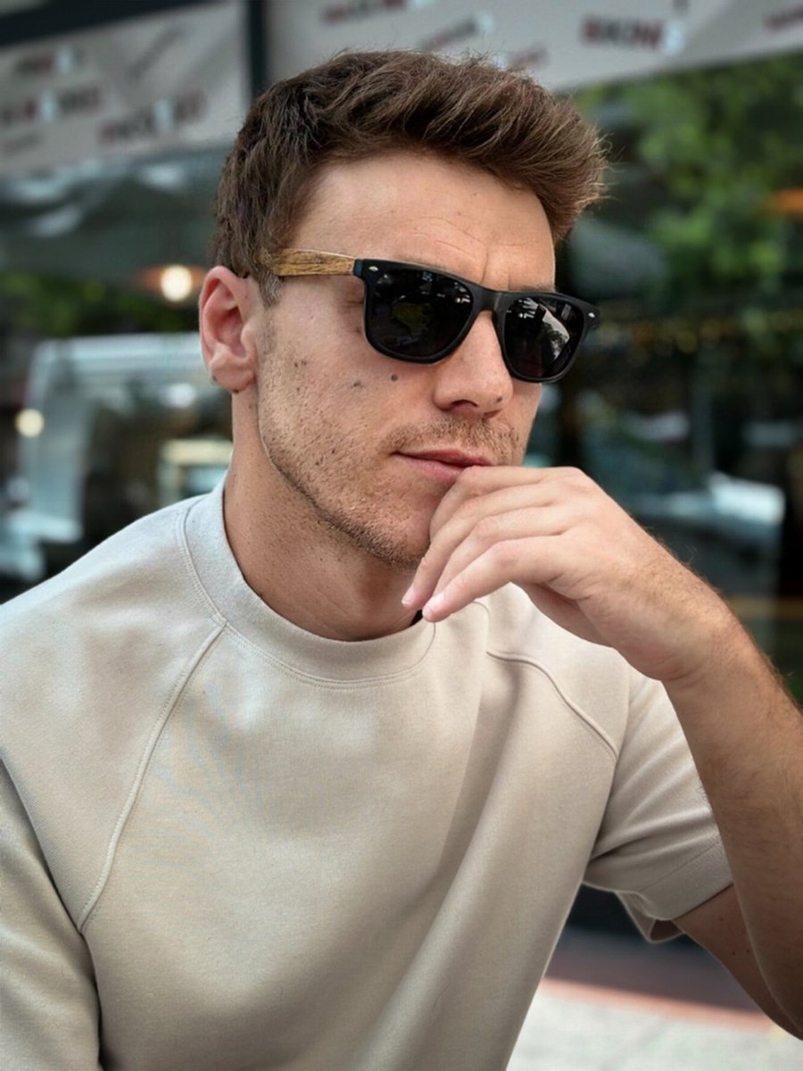 2015 (33, con esas greñas y mi ridícula barba de chivo) / 2025 (43 y haciendo el mamarracho).