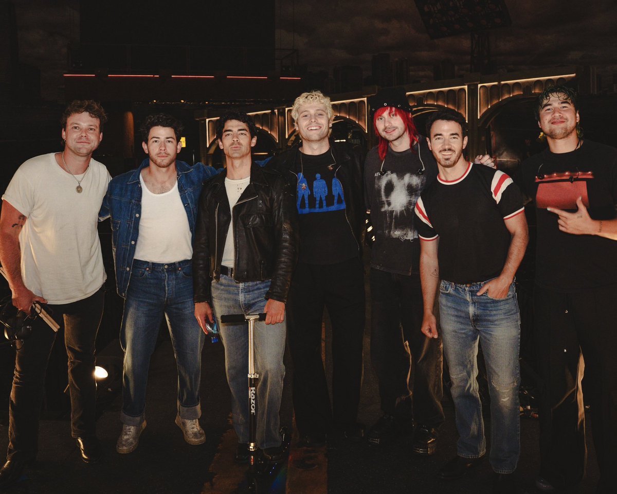 spinorbinmusic's tweet image. The Jonas Brothers just shared a new photo with 5SOS and the crossover we didn’t know we needed is REAL 😭🔥🤝 #JonasBrothers #5SOS