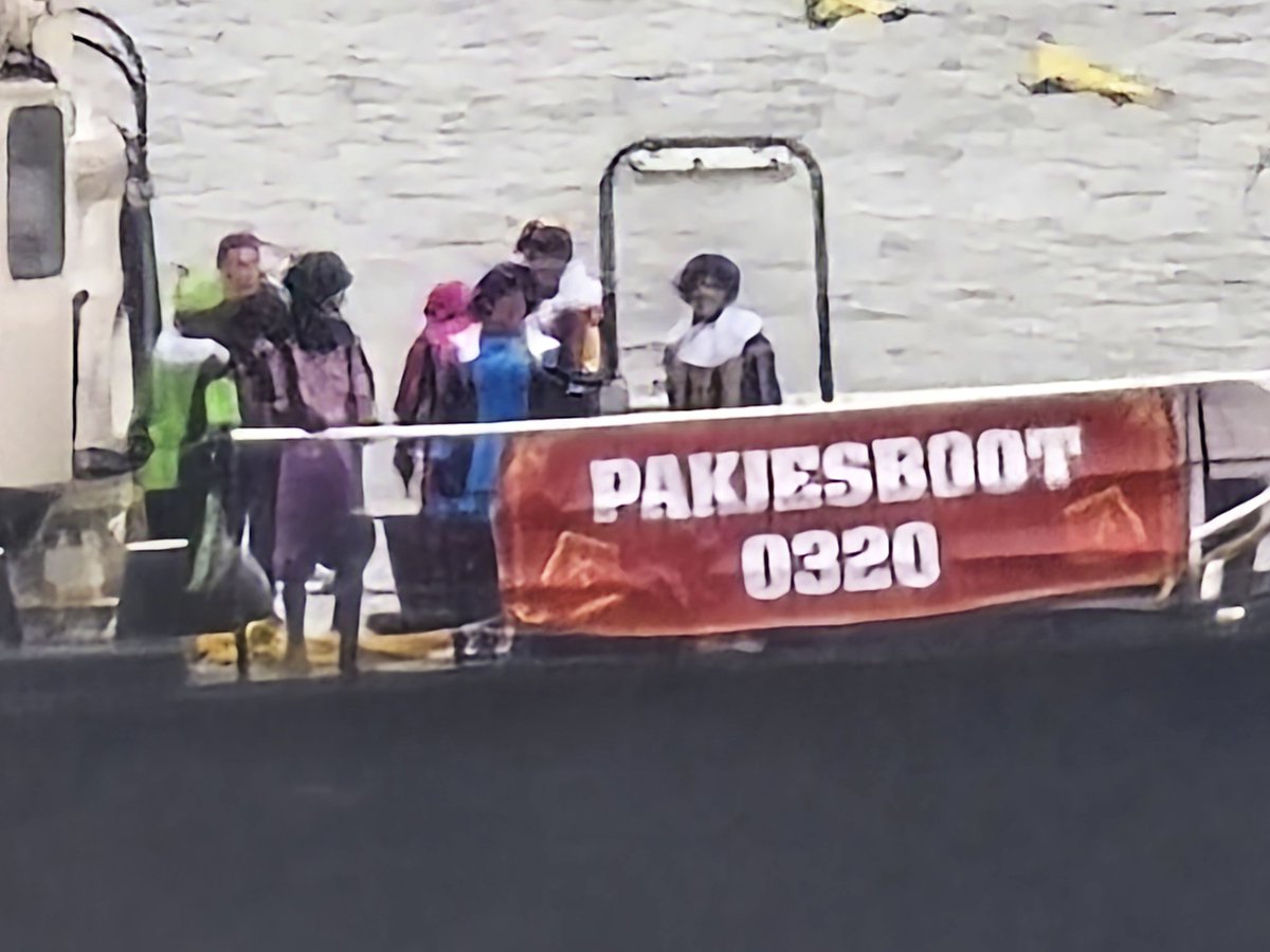 CeeJay0709's tweet image. Zelfde locatie. Zelfde etage. Zelfde raam. Making memories. 🚢
Sinterklaas kwam vanmorgen om 10.00 uur aan in Lelystad haven. Onder begeleiding van de reddingsbrigade en de brandweer op t water. 

#Sinterklaas #aankomst #Lelystad #Lelystadhaven @reddingsbrigade #reddingsbrigade