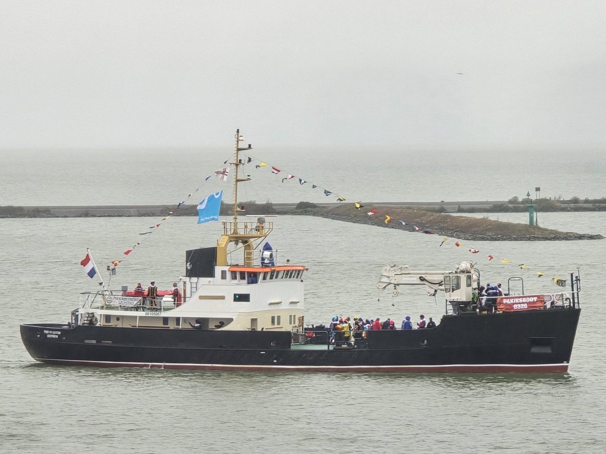CeeJay0709's tweet image. Zelfde locatie. Zelfde etage. Zelfde raam. Making memories. 🚢
Sinterklaas kwam vanmorgen om 10.00 uur aan in Lelystad haven. Onder begeleiding van de reddingsbrigade en de brandweer op t water. 

#Sinterklaas #aankomst #Lelystad #Lelystadhaven @reddingsbrigade #reddingsbrigade