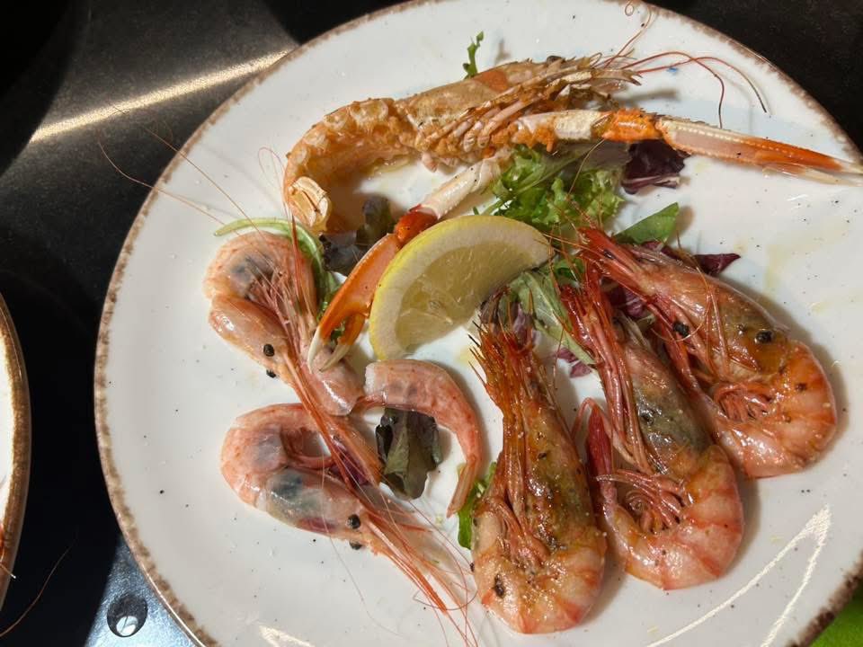 Buenos días y feliz sábado☀️!
Os esperamos en Carrots con un menú especial en el que incluimos nuestro arroz y 🐙, además de nuestra carta y unas sugerencias espectaculares: 
🛒 Los mejores productos de mercado al mejor precio
🍽️ Reserva tu mesa y no te quedes sin sitio.