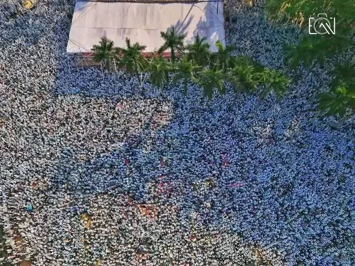 یہ بنگلہ دیشی ہیں جو مولانا فضل الرحمان کو سُننے آئے ہیں، اتنی عوام۔۔!!