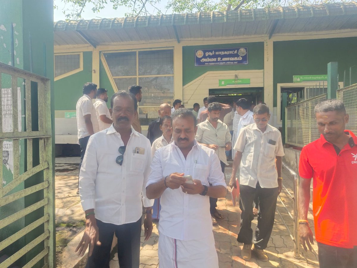 ஒசூர் மாநகராட்சிக்கு உட்பட்ட வார்டு எண் 32-ல் ஏரி தெரு பகுதிகளில், மாவட்ட செயலாளர் திரு.ஒய்.பிரகாஷ் MLA அவர்களும், நானும் பொது மக்களிடம் குறைகளை கேட்டறிந்த போது. அம்மா உணவகத்தில் பொதுமக்களுக்கு வழங்கப்படும் உணவுகளை ஆய்வு செய்தோம்.
#Hosur #Dmk #Mayorsathya #sathyamayor