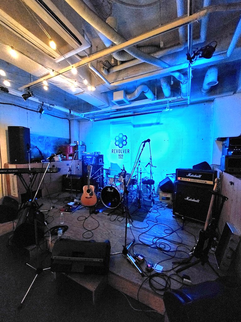 最後まで見たかったのですがっ
THE NEONLIGHT、TETSUYASUKOの１曲目を聞いてからのREVOLVERです！