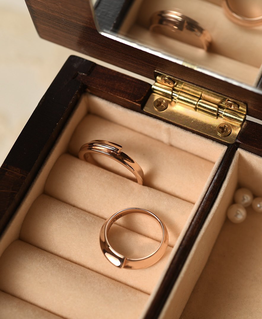 heidikwon's tweet image. Pure thin double line ring 

하나의 선이
천천히, 부드럽게 당신의 손가락을 따라 흐릅니다.
마치 부드러운 천이 살며시 닿는 것처럼
따뜻하고 포근한 감촉.

손가락을 감싸 안는 순간 당신도 느끼실 거예요.

누군가의 포옹처럼, 그렇게 자연스럽게 당신의 일상 속에 머물게 될 거란 걸.