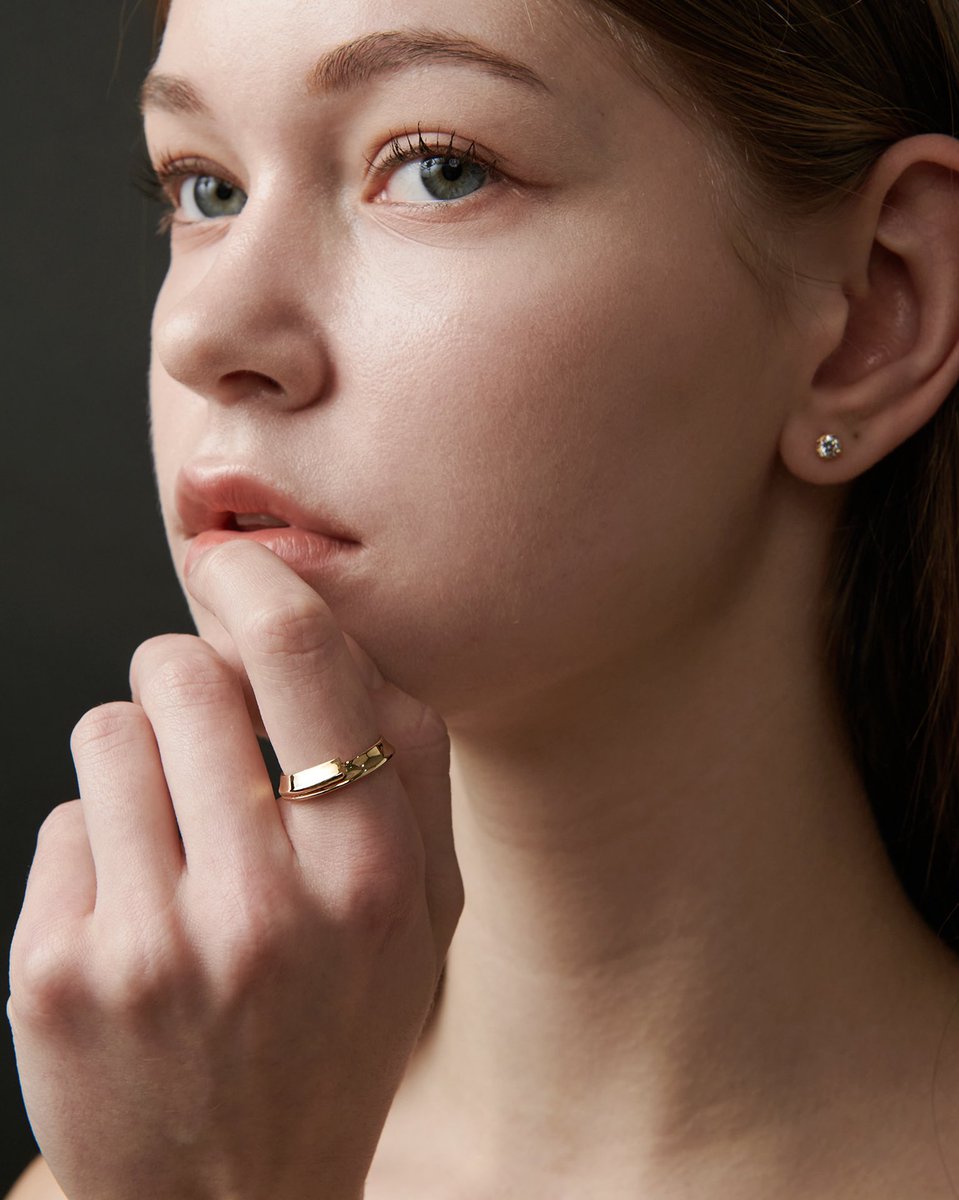 heidikwon's tweet image. Pure thin double line ring 

하나의 선이
천천히, 부드럽게 당신의 손가락을 따라 흐릅니다.
마치 부드러운 천이 살며시 닿는 것처럼
따뜻하고 포근한 감촉.

손가락을 감싸 안는 순간 당신도 느끼실 거예요.

누군가의 포옹처럼, 그렇게 자연스럽게 당신의 일상 속에 머물게 될 거란 걸.