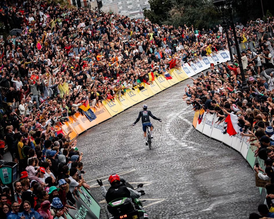 🎙 Décla / 🇸🇮 Primoz Roglic (RBH) au sujet de l'une des photos de cette saison : la traversée de Montmartre.

💬 "(C'est) juste du bonheur. Du bonheur et de la joie. Beaucoup d'émotions, de pensées me traversent l'esprit à ce moment-là. C'est certain que les premiers comme Wout