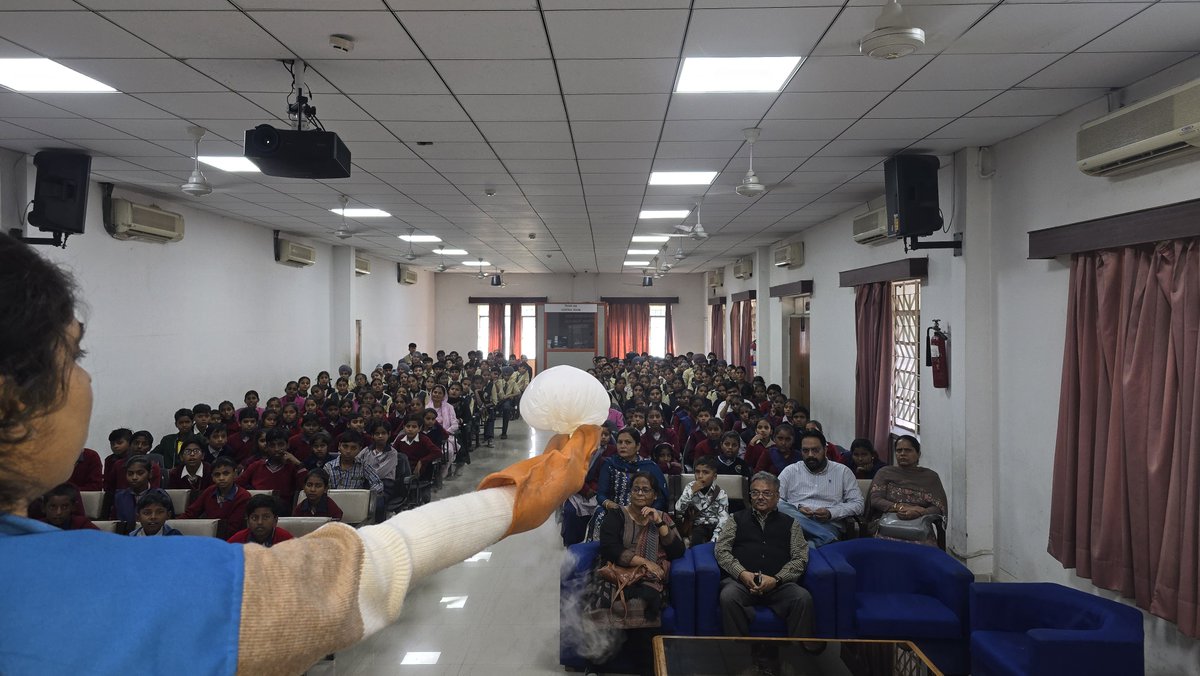 KPSC_KKR's tweet image. Eighty underprivileged students attended a Science Demonstration Lecture today at Kurukshetra Panorama &amp;amp; Science Centre, where they explored scientific concepts through live experiments and hands-on learning.   #ScienceForAll #ScienceEducation #STEMLearning #ScienceLecture
