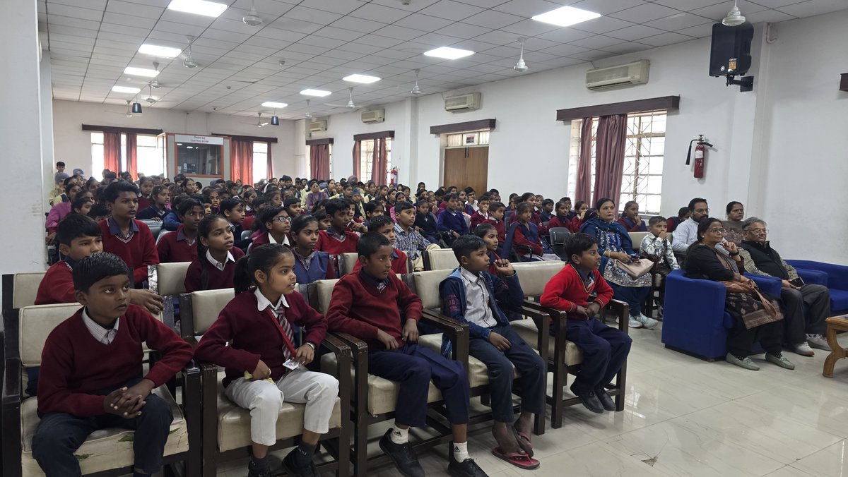 KPSC_KKR's tweet image. Eighty underprivileged students attended a Science Demonstration Lecture today at Kurukshetra Panorama &amp;amp; Science Centre, where they explored scientific concepts through live experiments and hands-on learning.   #ScienceForAll #ScienceEducation #STEMLearning #ScienceLecture
