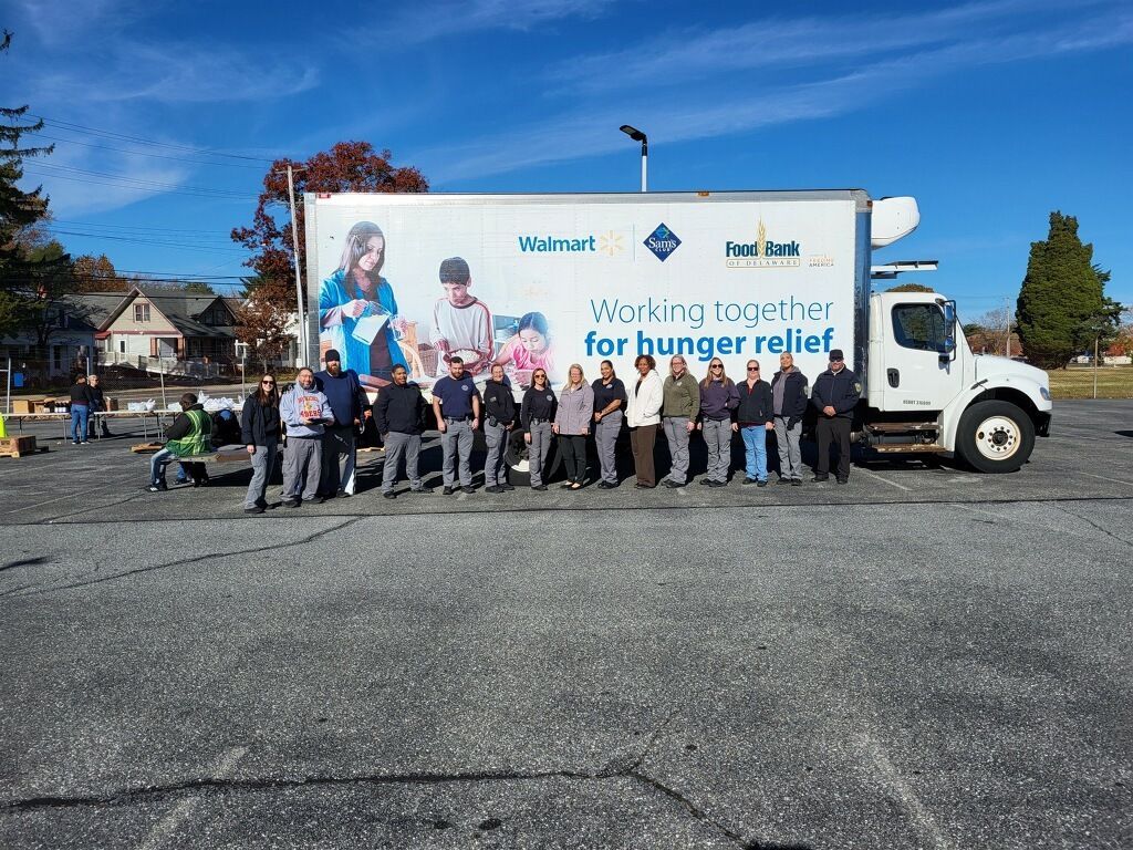 DECorrection's tweet image. 🍎On Friday, Dover Probation &amp;amp; Parole partnered with the Food Bank of Delaware to host a drive-through mobile food pantry. This event was open to the public and proudly served more than 350 local families in our community.

#DelawareDOC #ProbationOfficers #FoodPantry