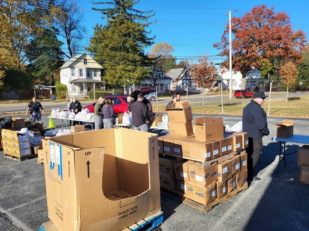 DECorrection's tweet image. 🍎On Friday, Dover Probation &amp;amp; Parole partnered with the Food Bank of Delaware to host a drive-through mobile food pantry. This event was open to the public and proudly served more than 350 local families in our community.

#DelawareDOC #ProbationOfficers #FoodPantry