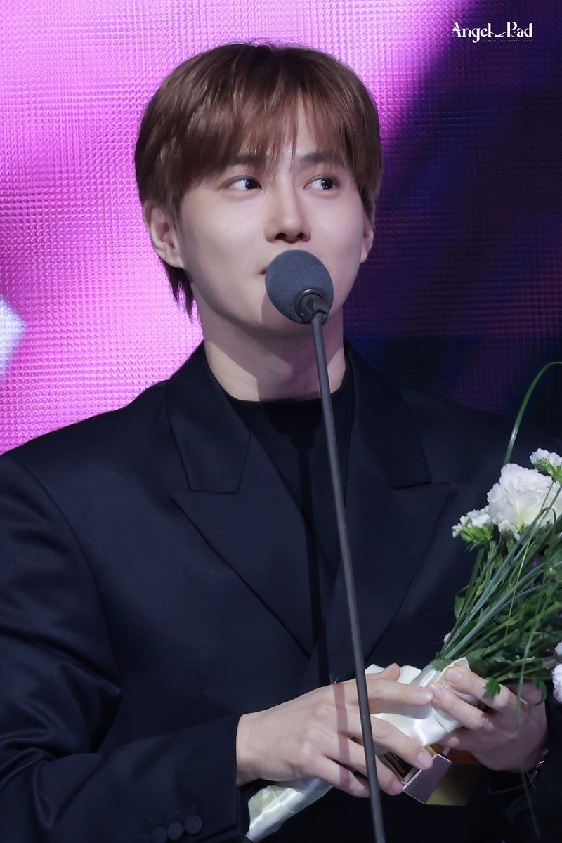 AngelPadcott01n's tweet photo. 251115 KGMA

💐🥺

#수호 #SUHO #준면 #김준면 #金俊勉 #スホ 
#EXO  #엑소
#SUHOatKGMA #KGMA2025 https://t.co/D9zq4TWnzE