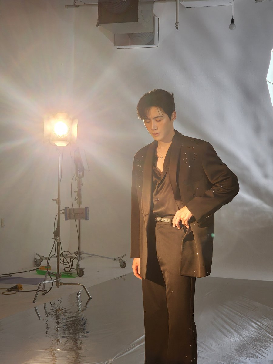 KIMSEONHO_offcl's tweet image. [📷] KIM SEONHO 2026 SEASON'S GREETINGS &amp;lt;Into the Glow&amp;gt; Season’s Moment

Into the glow, into 2026🌟
▶️ bit.ly/4oYq5OZ

#김선호 #KIMSEONHO
#2026SEASONSGREETINGS #Into_the_Glow