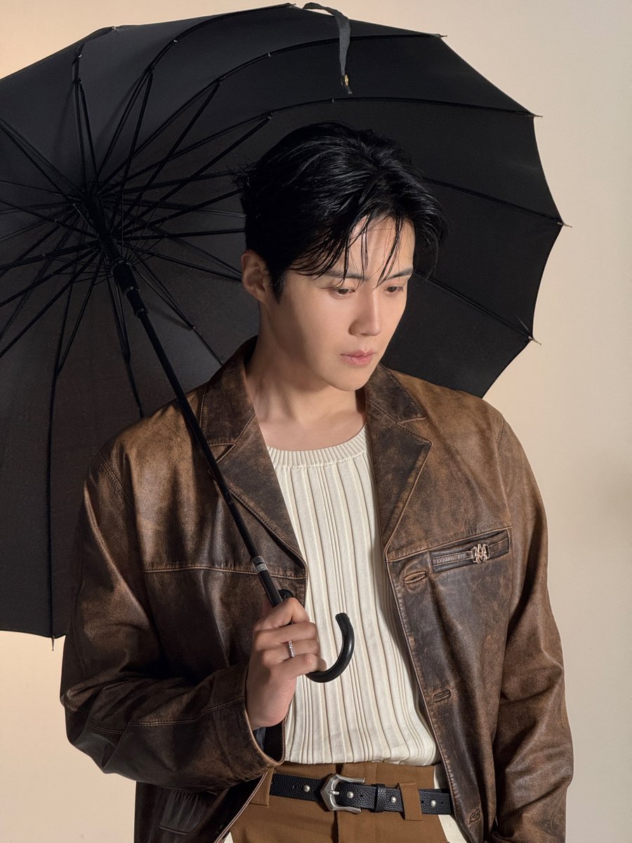 KIMSEONHO_offcl's tweet image. [📷] KIM SEONHO 2026 SEASON'S GREETINGS &amp;lt;Into the Glow&amp;gt; Season’s Moment

Into the glow, into 2026🌟
▶️ bit.ly/4oYq5OZ

#김선호 #KIMSEONHO
#2026SEASONSGREETINGS #Into_the_Glow