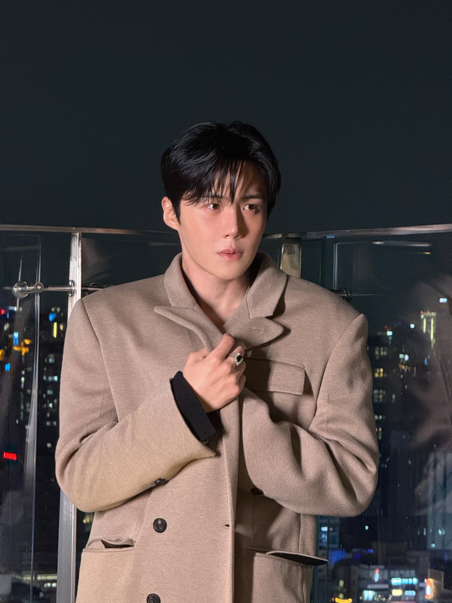 KIMSEONHO_offcl's tweet image. [📷] KIM SEONHO 2026 SEASON'S GREETINGS &amp;lt;Into the Glow&amp;gt; Season’s Moment

Into the glow, into 2026🌟
▶️ bit.ly/4oYq5OZ

#김선호 #KIMSEONHO
#2026SEASONSGREETINGS #Into_the_Glow