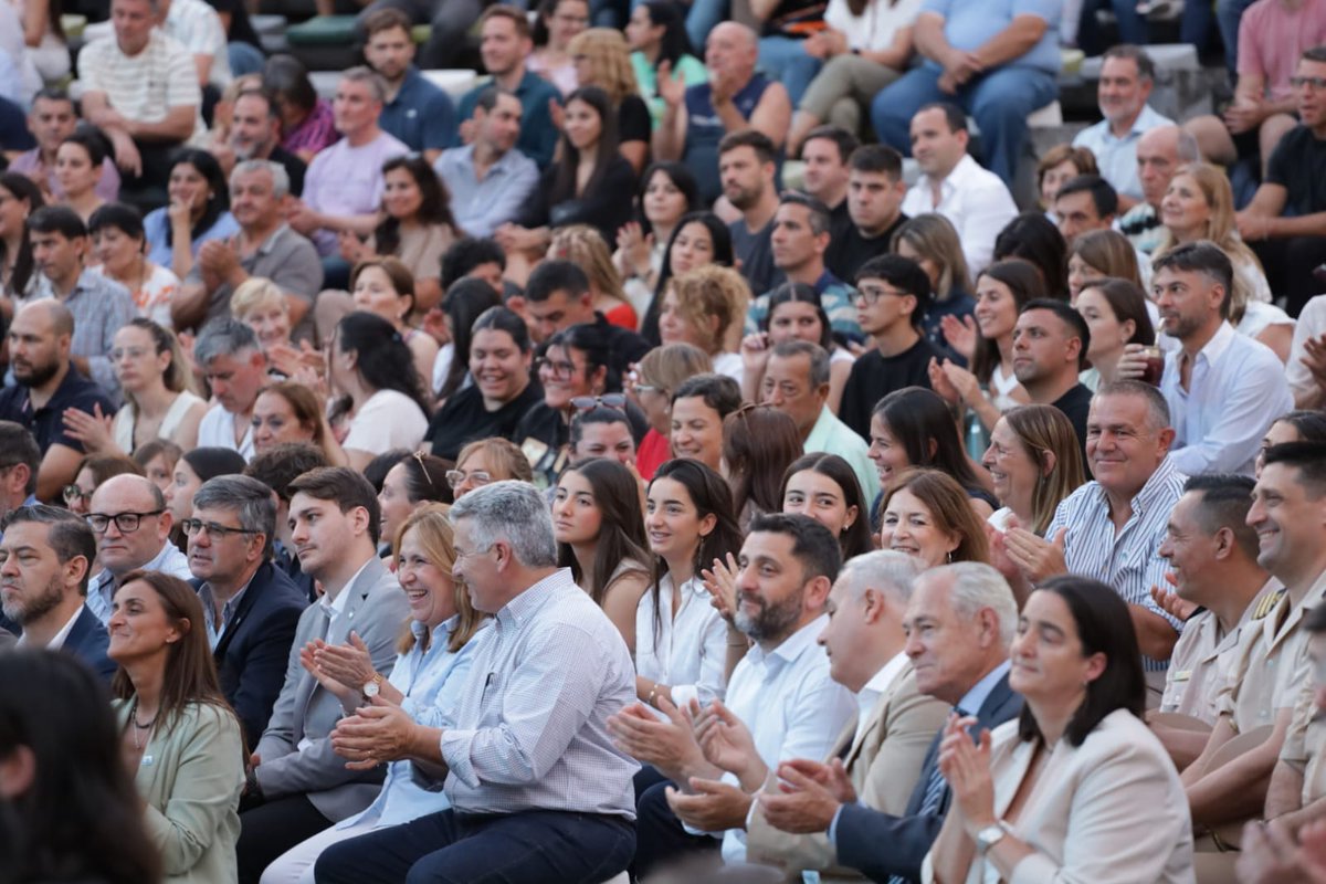 juan_poletti's tweet photo. 💙 Este aniversario es distinto, y muy especial. Por primera vez, Santa Fe tiene su propia bandera: un símbolo que nos une, que representa nuestra historia, nuestras tradiciones y los valores que compartimos como santafesinos y santafesinas. 🇦🇷✨

Son 452 años de una ciudad que crece, se transforma y sigue mirando al futuro con el mismo orgullo de siempre: el de saber de dónde venimos y quiénes somos. 🎉
#SantaFe #OrgulloSantafesino #452Años #Identidad #CiudadQueNosUne