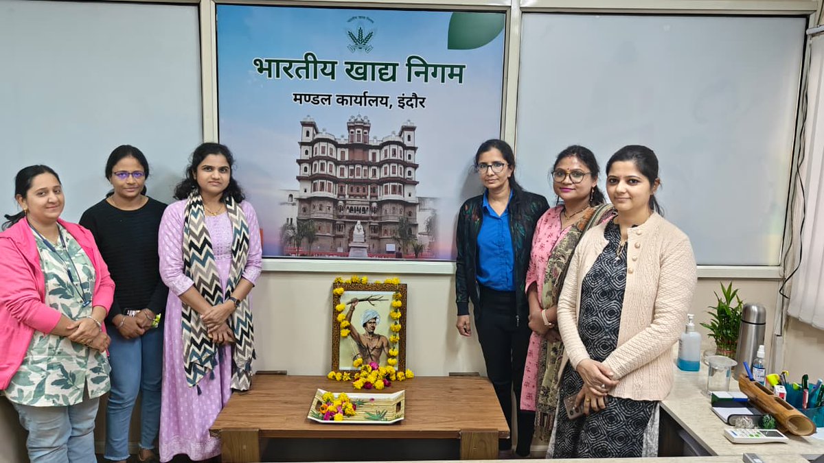 मंडल कार्यालय इंदौर में आज " श्री बिरसा मुंडा जयंती ( 5 वें जनजातीय गौरव दिवस )  " के उपलक्ष्य में श्री बिरसा मुंडा जी के छायाचित्र  के समक्ष माल्यार्पण किया गया और पुष्प अर्पण किये गये |