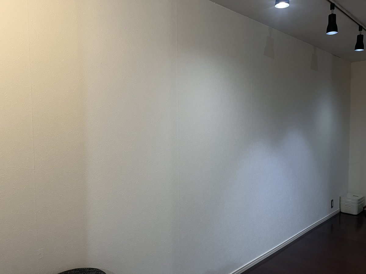 たまらんちゃん
絵本原画展&amp;まちがいさがし展
@葉々社分室

会期終了しました。
ご来場いただきありがとうございました。
あんなに賑やかだったのに、
壁は真っ白に戻りました。

にこにこたまらんちゃんが
分室をにぱーっと明るくしてくれて
みんな笑顔！そしておなかがすく！
楽しい日々でした☺︎