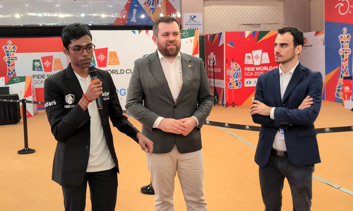 ChessbaseIndia's tweet image. FIDE World Corporate Chses Championship 2025 Round 6: R Praggnanandhaa (@RPraggnachess) makes the ceremonial first move on the top board of each table

📷Shahid Ahmed 

#Chess #ChessBaseIndia  #Corporate #FWCCC #Goa #India