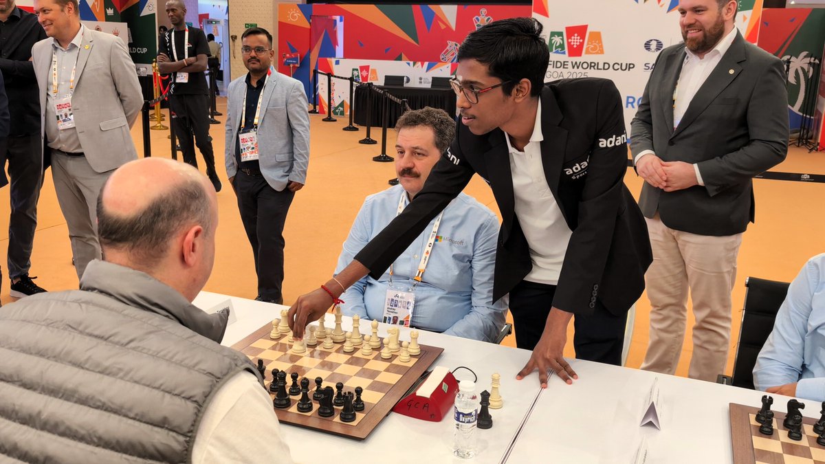 ChessbaseIndia's tweet image. FIDE World Corporate Chses Championship 2025 Round 6: R Praggnanandhaa (@RPraggnachess) makes the ceremonial first move on the top board of each table

📷Shahid Ahmed 

#Chess #ChessBaseIndia  #Corporate #FWCCC #Goa #India