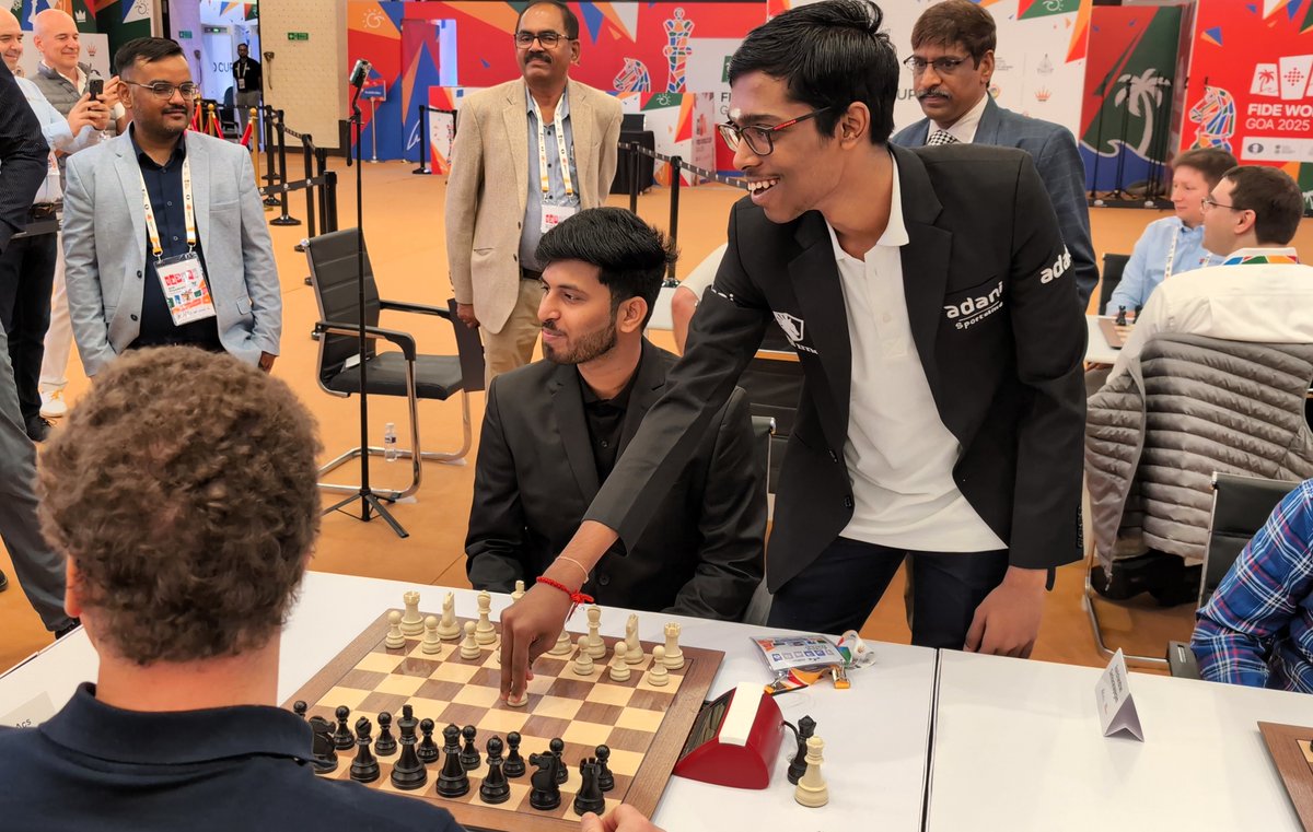 ChessbaseIndia's tweet image. FIDE World Corporate Chses Championship 2025 Round 6: R Praggnanandhaa (@RPraggnachess) makes the ceremonial first move on the top board of each table

📷Shahid Ahmed 

#Chess #ChessBaseIndia  #Corporate #FWCCC #Goa #India