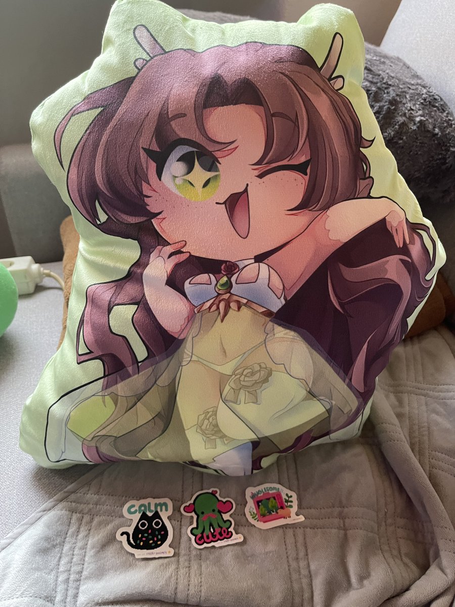 Da hat sich jemand über einen Karton auf mein Sofa geschlichen 😳🥺🧸🫶🫶🫶🦄 <a href="/Lobelia_Erinea/">Lobelia 🌺 🌿 Deer of Divinity VTuber 🌺🌿</a>
